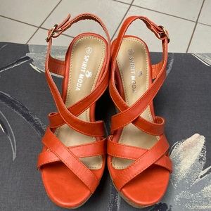 NWOB Spirit Moda Platform Sandals